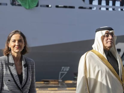 La ministra de Industria, Comercio y Turismo, Reyes Maroto, junto al embajador de Arabia Saudí, Azzam Abdulkarim Al-Qain, durante la ceremonia de entrega de la tercera de las cinco corbetas que Navantia ha entregado a la Royal Saudi Naval Force (RSNF) en el astillero de San Fernando (Cádiz), este domingo. 