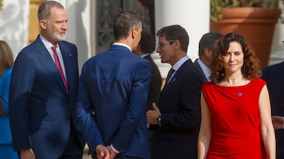 Ayuso pasa al lado del Rey, Sánchez y Capellán.