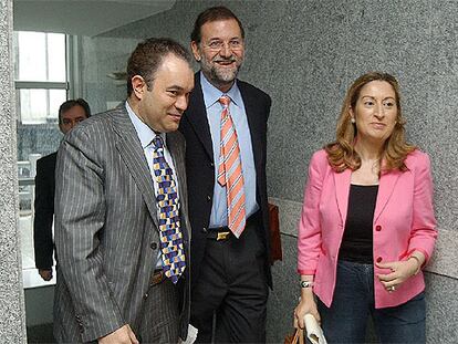 Mariano Rajoy, flanqueado por la diputada Ana Pastor y Xosé Crespo, alcalde de Lalín, ayer en Santiago.