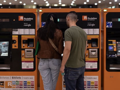 Pasajeros de Rodalies Renfe en la estación de Sants de Barcelona.