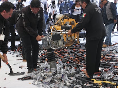 Funcionarios destruyen réplicas de armas por incumplir las Normas Oficiales Mexicanas y ser un riesgo para los usuarios, en 2017.