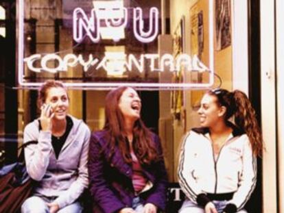 Unas amigas junto a una de las instalaciones de la Universidad de Nueva York (NYU).