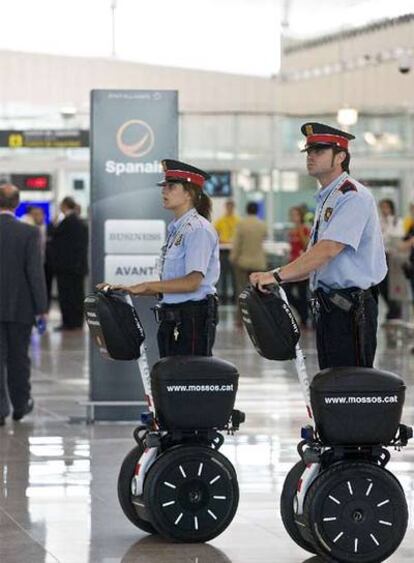 Dos <i>mossos d&#39;esquadra</i> con sus biciclos eléctricos.