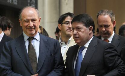 El presidente de Bankia, Rodrigo Rato (izquierda), junto al vicepresidente, José Luis Olivas, tras dar el toque de campana en el inicio de la negociación en Bolsa de las acciones del grupo, en Julio de 2011.