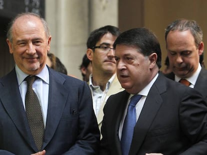 El presidente de Bankia, Rodrigo Rato (izquierda), junto al vicepresidente, José Luis Olivas, tras dar el toque de campana en el inicio de la negociación en Bolsa de las acciones del grupo, en Julio de 2011.