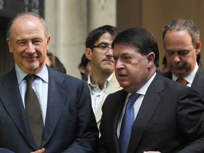 El presidente de Bankia, Rodrigo Rato (izquierda), junto al vicepresidente, José Luis Olivas, tras dar el toque de campana en el inicio de la negociación en Bolsa de las acciones del grupo, en Julio de 2011.