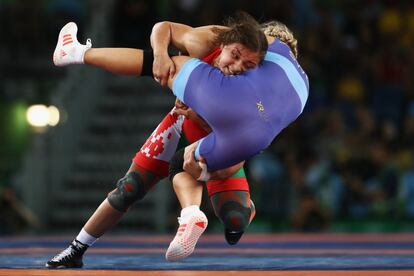 Maryia Mamashuk da Bielorrússia (vermelho) luta contra Henna Katarina Johansson da Suécia (azul) durante as quartas de final da categoria 63 kg feminino.