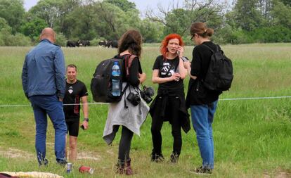 Defensores de los derechos de los animales reunidos cerca de Deszczno en una protesta para evitar el sacrificio de 180 vascas.