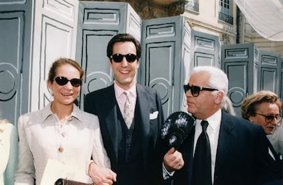 Jaime de Marichalar, ya convertido en duque, introdujo a su esposa en el lujo parisino de Lacroix, Chanel y Dior. En la imagen, aparecen junto al modisto Karl Lagerfeld, tras asistir al desfile de Chanel en París, en 1997. 