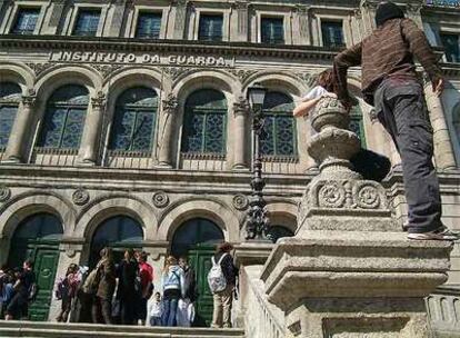 Alumnos delante del colegio Eusebio da Guarda, en la plaza de Pontevedra en A Coruña.