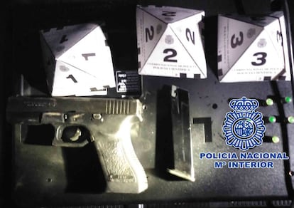 Pistola incautada a los supuestos autores del tiroteo.