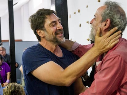 El actor Willy Toledo, a la derecha, abraza a su compañero de profesión Javier Bardem en la rueda de prensa de este martes.