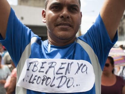 Un hombre participa en una manifestaci&oacute;n en apoyo al l&iacute;der opositor Leopoldo L&oacute;pez el 19 de febrero del 2014.