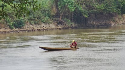 Índio Guató em sua cano na TI Baía dos Guató