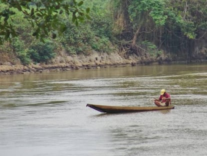 Índio Guató em sua cano na TI Baía dos Guató