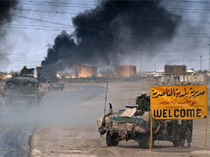 Vehículos del 2º Batallón de Marines de EE UU entran en la localidad de Nasiriyah.