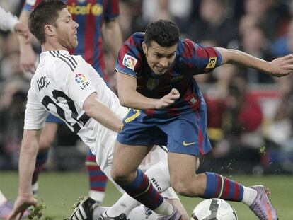Pedro se escapa de Xabi Alonso.