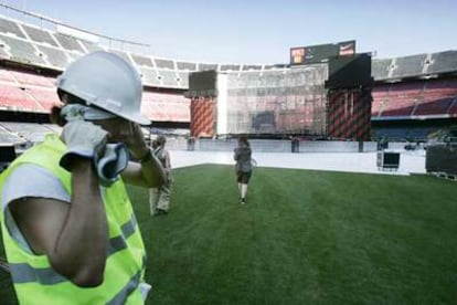 Operarios de la gira de U2 preparaban ayer el Camp Nou para el concierto de esta noche en Barcelona.