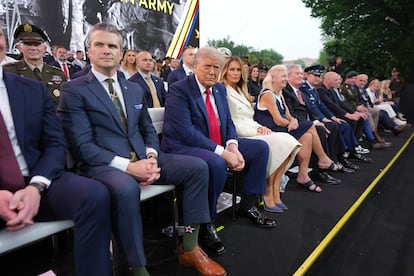 El secretario de Defensa, Pete Hegseth, el presidente Donald Trump y la primera dama, Melania Trump, observan el desfile, este sábado.