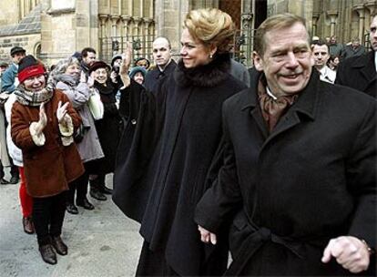 Havel y su esposa, Dagmar, son vitoreados por varios checos en el castillo de Praga.