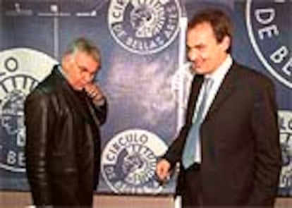 Felipe González (izquierda) y José Luis Rodríguez Zapatero, en la presentación de 'El relevo'.