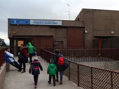 Entrada del Centro Polideportivo Municipal "Fabián Roncero" de Madrid.