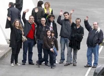 Llegada de los marineros y familiares del atunero al aeropuerto de Loiu, en Bilbao.