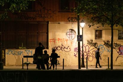 Un grupo de jóvenes en los aledaños del canal de Saint-Martin, en París, en plena llamada al ahorro energético por parte de las autoridades.