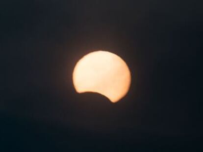 Científicos y curiosos despliegan variopintos artilugios en la playa de Vigo para disfrutar de media hora de eclipse parcial