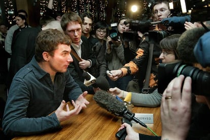 Ivan Shapovalov, el hombre que creó a las t.A.T.u., durante una entrevista con los medios rusos en enero de 2005.