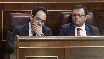 Los diputados socialistas Antonio Hernando y Miguel &Aacute;ngel Heredia, en la sesi&oacute;n del Congreso del pasado d&iacute;a 26. 