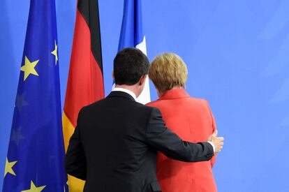 El primer ministro francés Manuel Valls (L), y la canciller alemana, Angela Merkel salen después de una conferencia de prensa conjunta tras su reunión en la Cancillería en Berlín.