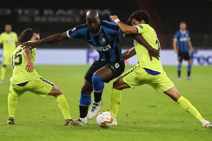 Lukaku, en el centro, pelea con Cucurella y Etxeita.