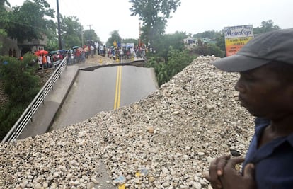 Un puente, destrozado en Puerto Príncipe (Haití).
