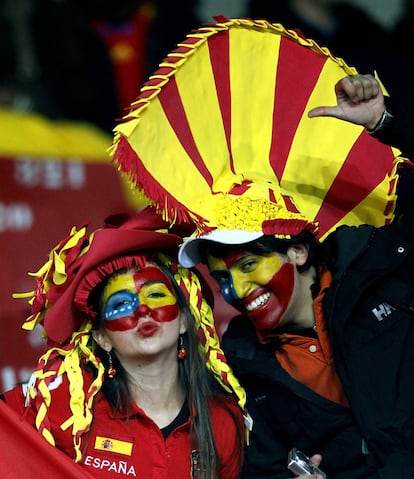 Seguidores de la selección española animan en el estadio de Johanesburgo a <i>La Roja</i>.