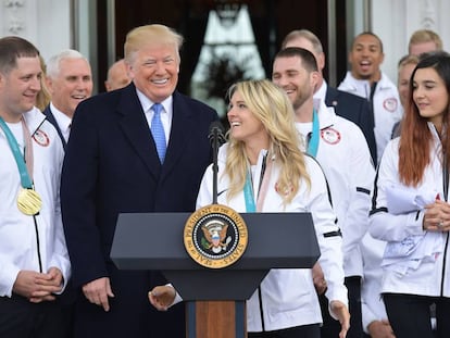 El presidente Donald Trump, con la medallista olímpica Amanda Kessel,  en la Casa Blanca.