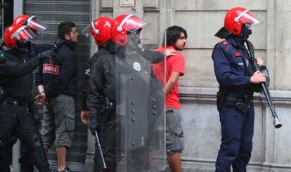 La Ertzaintza detiene a dos personas en Bilbao, en octubre pasado.