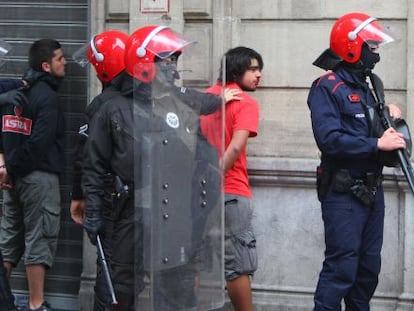 La Ertzaintza detiene a dos personas en Bilbao, en octubre pasado.