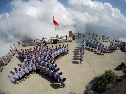 Veteranos del Ejército Popular de Liberación en formación de estrella, en la cumbre de una montaña, durante la celebración del día de su fundación, en Luoyang (China).