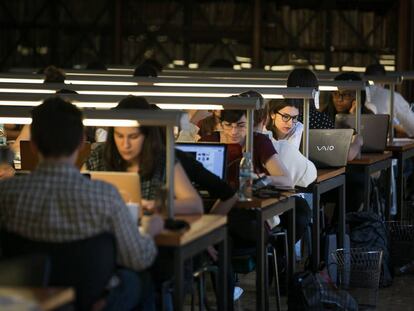 Estudiantes de la Universidad de Barcelona en la biblioteca.