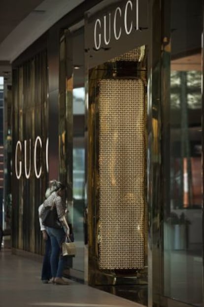 Dos mujeres miran una tienda de Gucci en Río de Janeiro