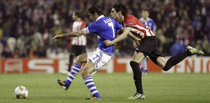 Javi Martínez agarra a Raúl, delantero del Schalke, durante el partido de vuelta de los cuartos de final disputado en San Mamés.