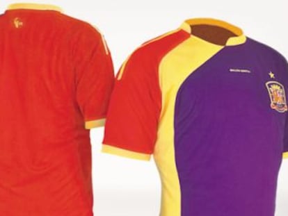 En el diseño de la camiseta republicana predominan el rojo y el morado.