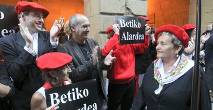 El diputado general de Guipúzcoa, Martin Garitan), flanqueado por simpatizantes del Alarde Tradicional, durante el desfile de la compañía mixta Jazikibel.