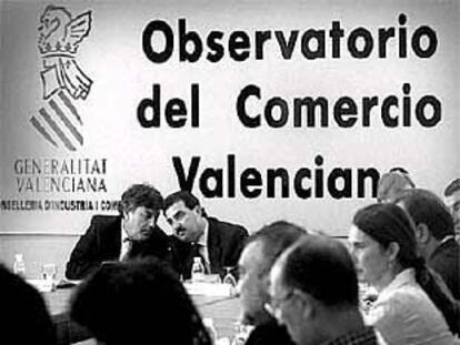 El director de Comercio, Joaquín Berenguer, y Fernando Castelló, ayer, en la reunión del Observatorio.