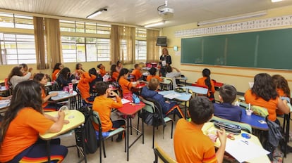 Alunos em uma sala de aula.