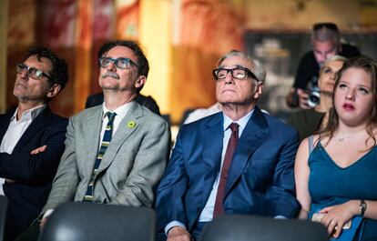 Martin Scorsese (derecha) y Gian Luca Farinelli (justo al lado), director de la Cineteca de Bolonia, asisten a una proyección en 2018 en el Modernissimo, el cine que la institución volverá a inagurar este año. Foto: Lorenzo Burlando.