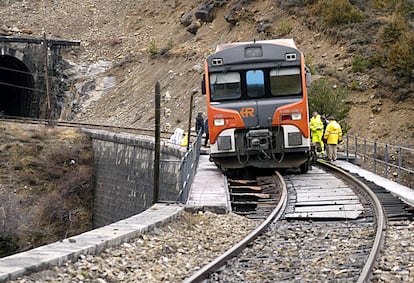 El Canfranero descarrilado en enero de 2003, poco antes de llegar a la localidad oscense de Villanúa.