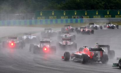 Los pilotos rodando en asfalto mojado durante el Gran Premio de Hungría, en el circuito de Hungaroring.