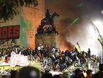 Cientos de personas se concentran en el Monumento de los Héroes en Bogotá (Colombia), el 15 de mayo de 2021.